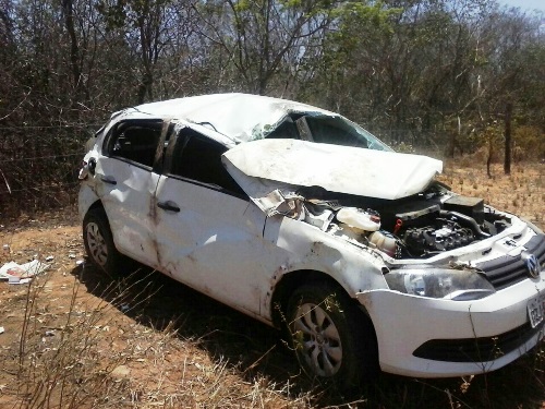 Carro capota e deixa dois feridos na BR-122