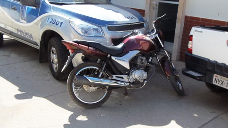 Policia Militar recupera motocicleta roubada e apreende uma arma no Bairro Urbis IV