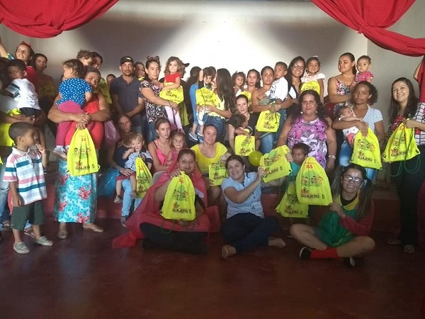 Secretaria de Desenvolvimento Social de Guajeru distribui kits de livros para crianças