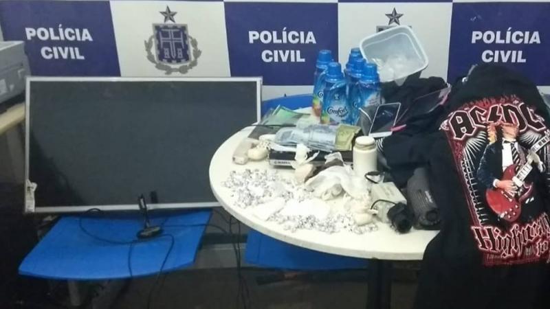 Polícia Civil apreende drogas e recupera roupas furtadas em Brumado