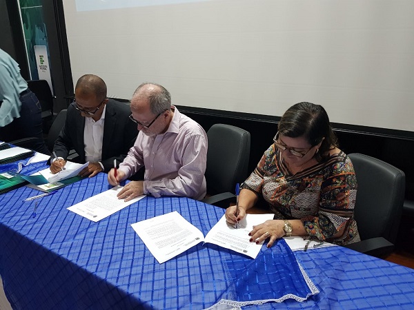 Aracatu: Lêda Matias assina termo de compromisso em apoio ao Plano Municipal de Saneamento Básico