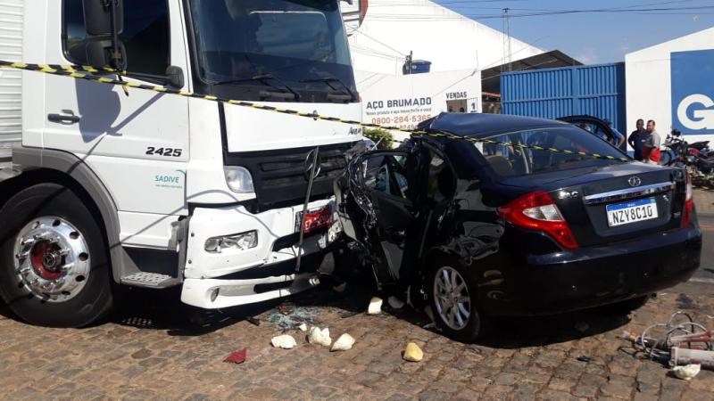 Uma pessoa morre e duas ficam feridas em grave acidente na Avenida Centenário em Brumado