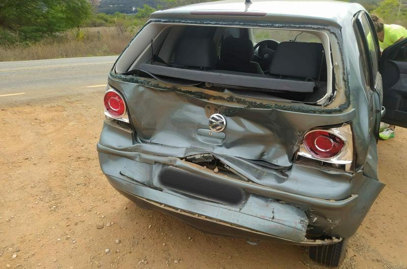 Veículo fica parcialmente destruído após colisão com caminhão na BA-148 em Brumado