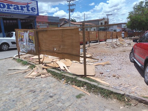 Obra não começa e atos de vandalismo destroem tapumes na área de estacionamento da cesta do povo 