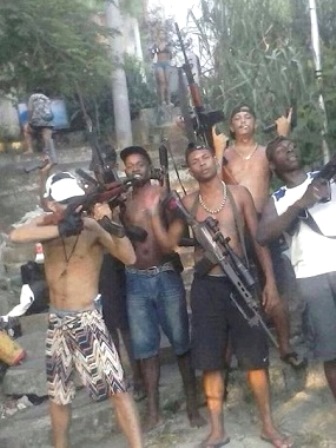 Salvador: Homens fortemente armados fazem pose para foto