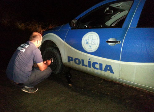 Nem a viatura do DPT escapou dos danos que têm causado os buracos da BR – 030, trecho Brumado / Sussuarana