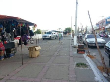 Vendedores ambulantes desocupam calçada em frente ao Derba