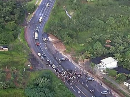 Simões Filho: Grupo bloqueia pistas e trava trânsito na BA-093