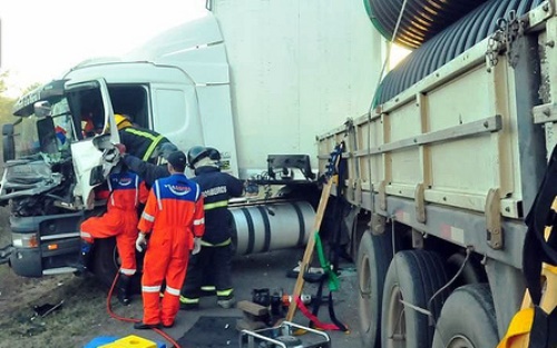 Motorista fica preso às ferragens após colisão na BR 116