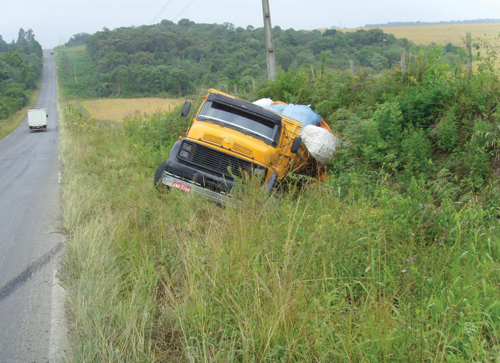 Caminhão carregado de batatas tomba próximo a Contendas do Sincorá e carona morre