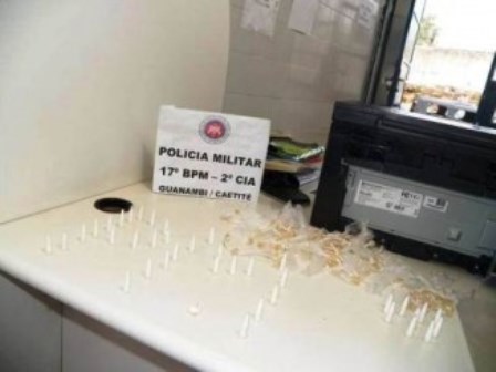 Após denuncia anônima policia prende traficantes com 138 pedras de crack e 10 pinos de cocaína. 