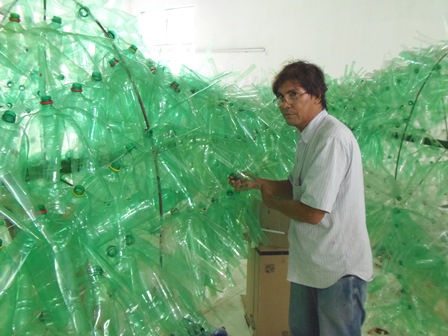 Artista plástico  confecciona árvores de natal com garrafas PET   