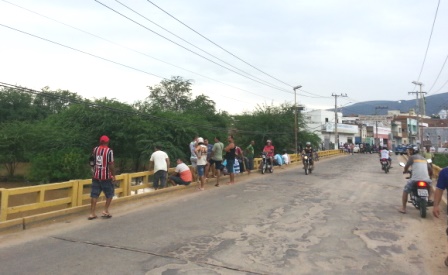 Curiosos a espera do resgate do corpo do pedreiro Reginaldo que está desaparecido deste o dia (25)