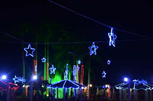 Praça da Prefeitura em Brumado recebe ornamentação natalina e fonte luminosa volta a funcionar 