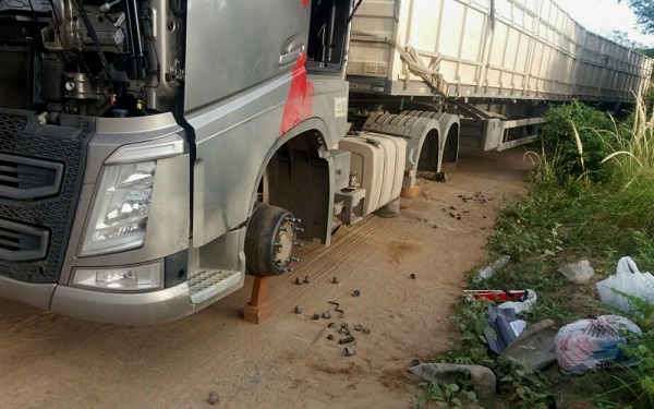 Grupo amarra motorista e rouba pneus de carreta em Jaguaquara