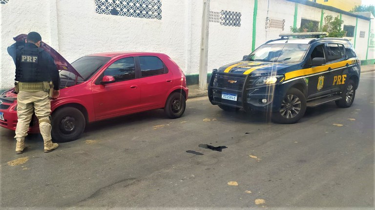 PRF recupera carro roubado e detém homem pelo crime de receptação em Vitória da Conquista