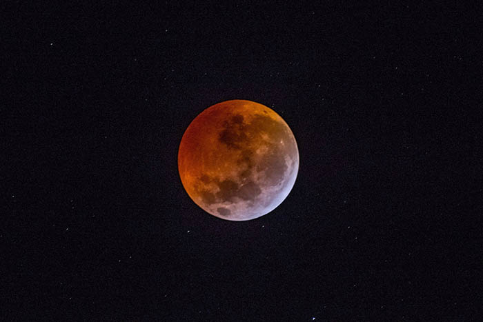 Eclipse lunar parcial será visto em todo o Brasil nesta terça-feira