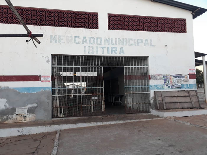 Em apoio a comerciantes, prefeito anuncia obra no Mercado Municipal de Ibitira