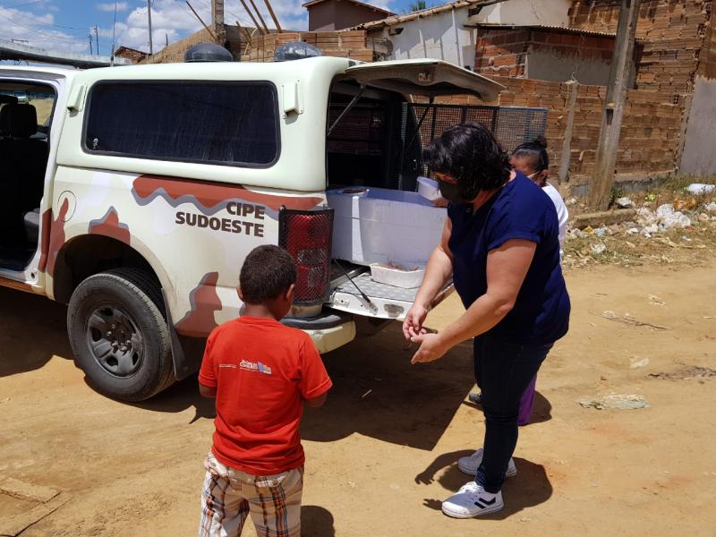 Vitória da Conquista: Cipe Sudoeste, com apoio de popular, entrega marmitex a famílias carentes