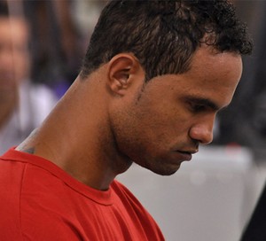 À espera de liberação da Justiça, goleiro Bruno pede: 'Me deixem jogar'