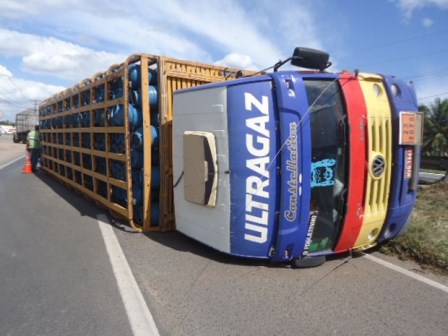 Caminhão carregado de botijões de gás tomba na BR-324