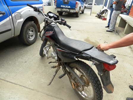 Moto furtada no centro da cidade é encontrada pela PM na zona rural e três menores são apreendidos