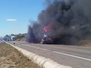 Acidente na BR-116 entre dois caminhões e carro de passeio resulta em quatro mortes