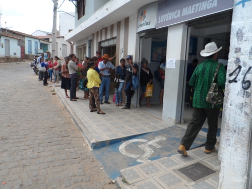 Filas quilométricas e caixas sem dinheiro gera grande tumulto em casa lotérica  