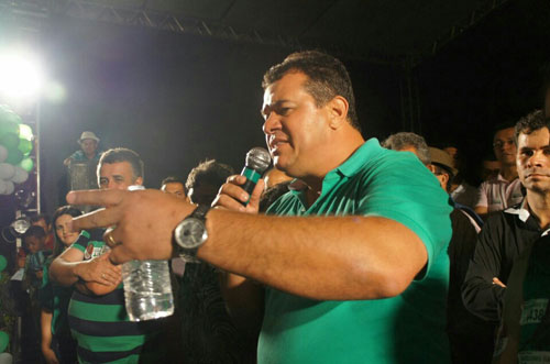 Marquinhos Viana discursa para uma multidão em seu último comício