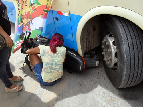 BOM JESUS DA LAPA: Acidente entre ônibus da Novo Horizonte e motocicleta deixa uma vítima