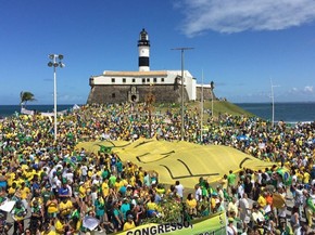 Manifestantes fazem protesto contra o governo federal em Salvador