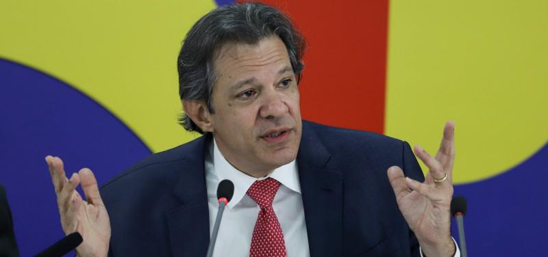 Governo estuda cobrar mensalidade de alunos ricos nas universidades federais, diz jornal