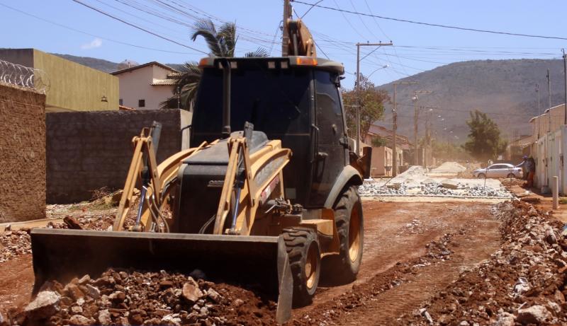 Bairro Maria de Lourdes começa a receber obras de pavimentação em paralelepípedos