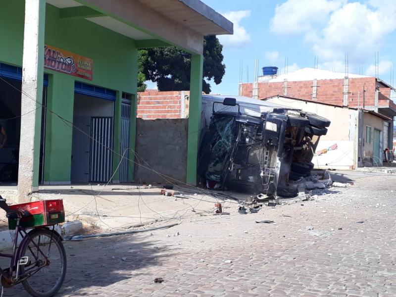 Caminhão Baú perde os freios e tomba no centro de Ituaçu; rede elétrica foi danificada