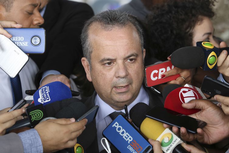 Governo fixa idade mínima de 65 anos para homens e 62 para mulheres