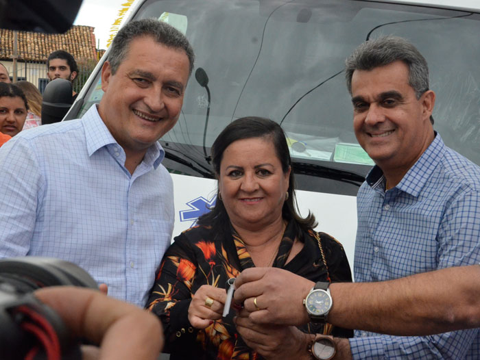 Rui Costa visita Aracatu, inaugura praça, entrega ambulância e assina ordem de serviços de mais de R$ 5 milhões