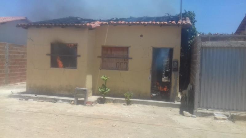 Adolescente é detida em Aracatu após colocar fogo na casa da própria mãe