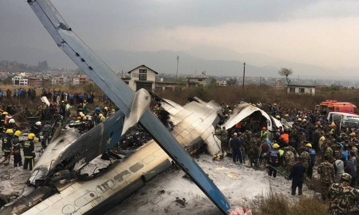 Avião com 67 passageiros e 4 tripulantes cai em aeroporto do Nepal