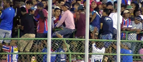 Torcedores sofrem com superlotação de arquibancada em Feira de Santana