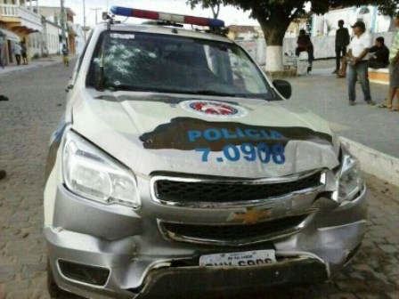 Bandidos assaltam bancos e três policias são baleados em troca de tiros no interior