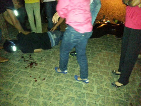 Jovem aparentemente embriagado cai da moto, se fere e vai parar no hospital