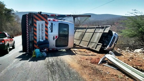 Carreta cegonha tomba na BR-030 e veículos transportados são lançados às margens da pista