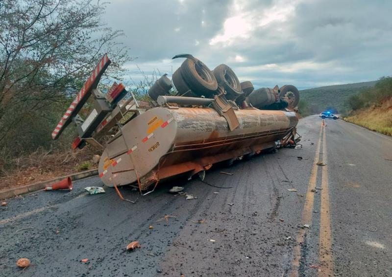 Caminhão tanque tomba na BA-026 em Maracas e deixa dois feridos