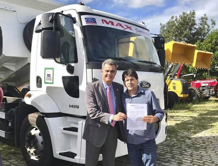 Prefeitura de Aracatu é beneficiada com caçamba de grande; prefeito Sérgio Maia recebeu o veículo