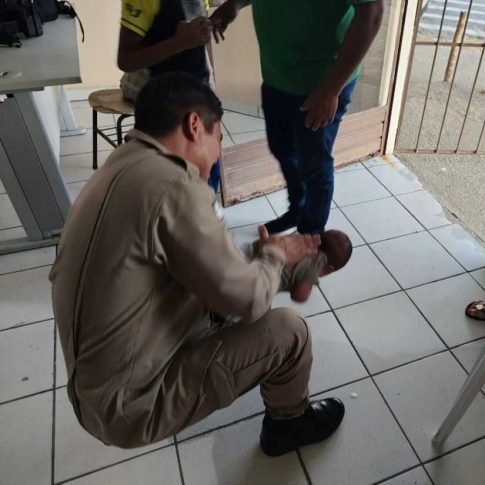 Policial salva vida de bebê de dois meses que estava engasgado em Vitória da Conquista
