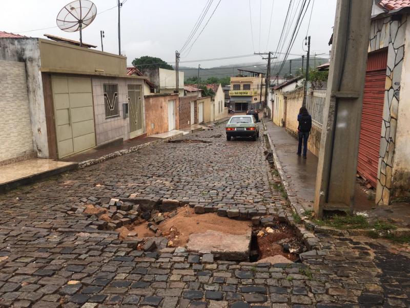 Brumado: Chuva abre buraco e dificulta acesso de veículos ao bairro Cidade das Esmeraldas