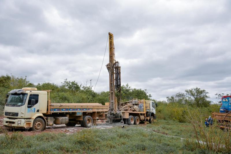 Prefeitura de Guajeru viabiliza perfuração de poços para atender as comunidades rurais