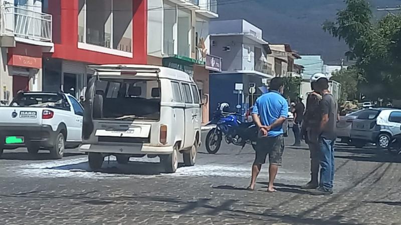 Brumado: Populares e PM´s ajudam a controlar incêndio em veículo