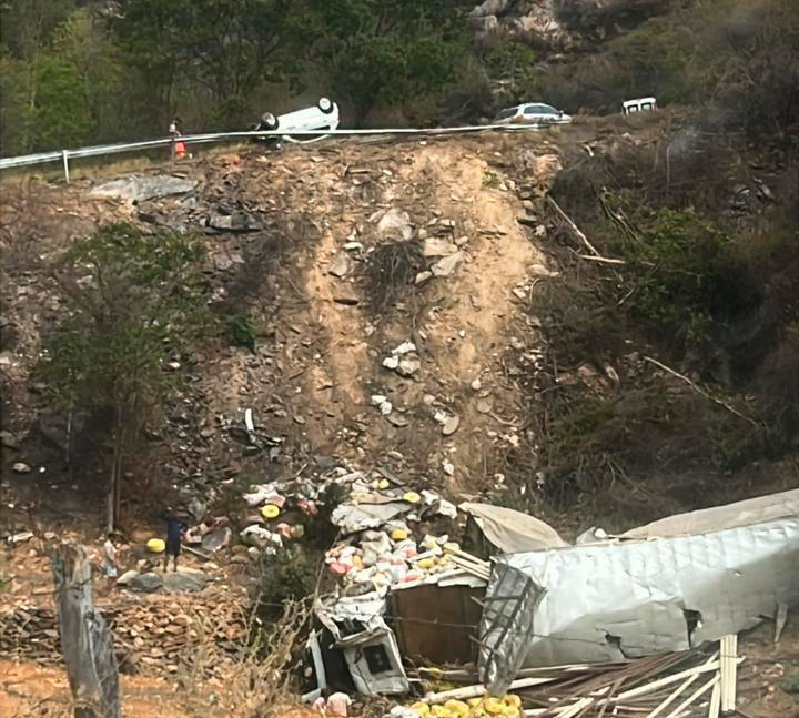Caminhão desce desgovernado, colide com outro veículo e cai de Ribanceira na Serra das Almas, condutor morreu no local