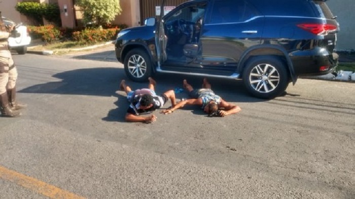 Dois homens são presos após roubar carro de luxo em cidade baiana